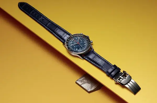 Montre aviateur Breitling Navitimer B02 Chronograph 41 Cosmonaute ARTEMIS II 40