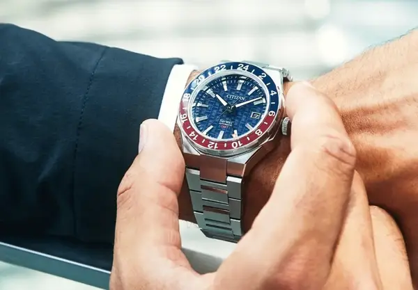Montre plongee Citizen Serie 8 GMT 15